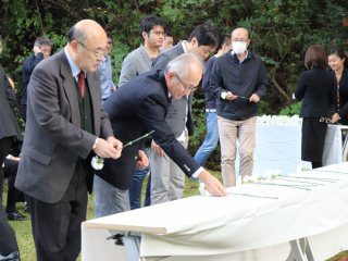 写真：献花の様子