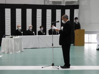 写真：慰霊の辞（上本学長）