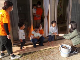 写真：学生から園児へさつまいもをプレゼント