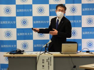 写真：報道機関に解説する向所教授１