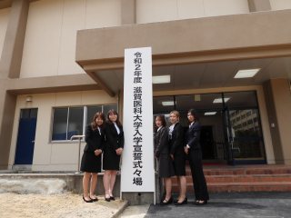 記念撮影をする看護学生