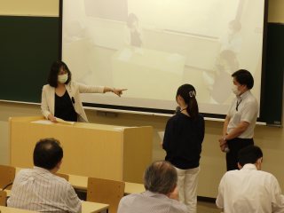 「パワハラ上司」を演じる尾松学長補佐