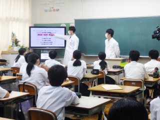 写真：本学学生による授業風景