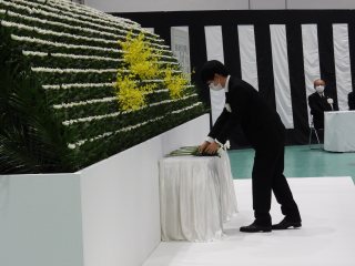 写真：学生代表献花