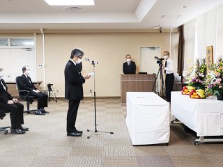 相見教授による慰霊の辞 写真:相見教授による慰霊の辞