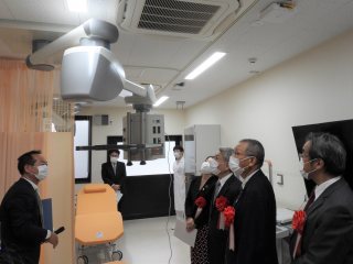 写真：施設見学の様子