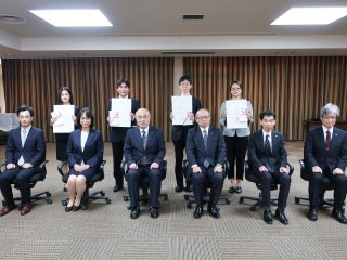 写真：本学役員等と受賞者