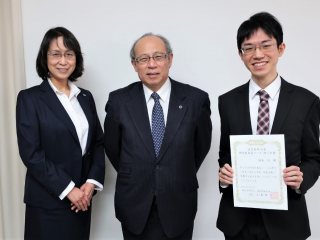 左から、尾松准教授(指導教員)、上本学長、福永氏 左から、尾松准教授(指導教員)、上本学長、福永氏