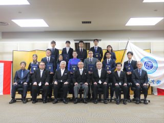 写真：学位記を持って記念撮影