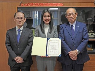 学長報告の様子（中央が受賞者のJOANNE SOH ERN CHIさん）