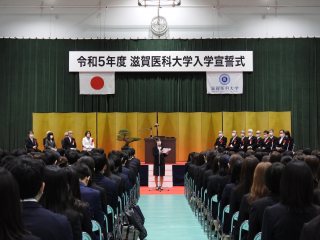 歓迎の辞を述べる在学生代表