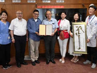 イベントの収益を寄附する様子