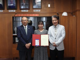 左から上本学長、富田さん、金子副会長