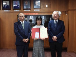 左から上本学長、岡本さん、永田会長