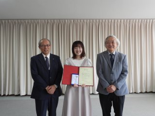 左から上本学長、走出さん、永田会長