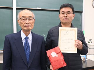 馬場元学長と上級クラス最優秀賞受賞者のXinさん