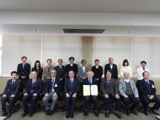 開学50周年記念事業準備委員会委員との集合写真