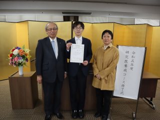 左から、上本学長、須賀氏、北原特任准教授（指導教員）