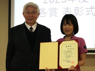 表彰式の様子1 田中病院長と平本副師長 表彰式の様子1 田中病院長と平本副師長