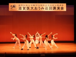 本学学生サークルによるダンス披露