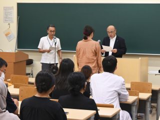 GANBAATAR GANTSETSEG receiving her certificate