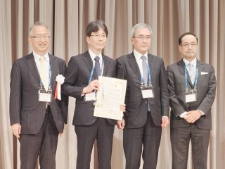 授賞式の様子(左から2人目が安藤名誉教授) 授賞式の様子(左から2人目が安藤名誉教授)