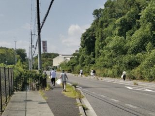 外周道路のごみ拾い