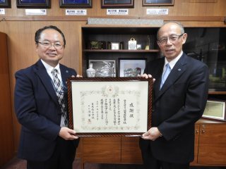 上本学長（右）と岩瀬理事・事務局長（左）