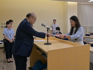 修了証授与の様子 修了証授与の様子