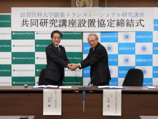 協定を締結した木村代表取締役社長（左）と上本学長（右）