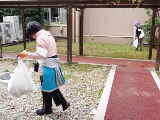 大学構内のごみ拾い