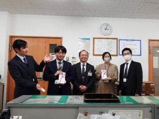 （左から2番目より）特別賞の山田さん、岩瀬理事・事務局長、特別賞の後藤さん