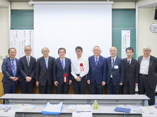 湖医会賞授与式・受賞記念講演会－ 受賞者２名を囲んで記念撮影