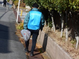 大津港周辺の住宅街での清掃活動