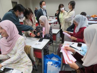 送別会：記念品の交換