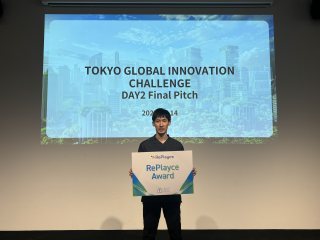 授賞式（医学部医学科第5学年・松山峻大さん）