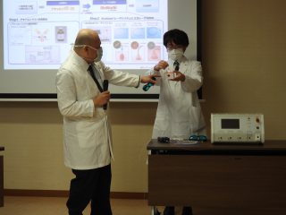 機器を使った治療法の実演