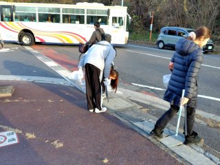 外周道路でのごみ拾い