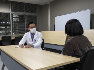 模擬診察②（左：本学医師、右：模擬患者の会会員）