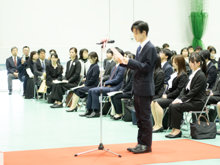 入学生宣誓をする医学部医学科新入生代表