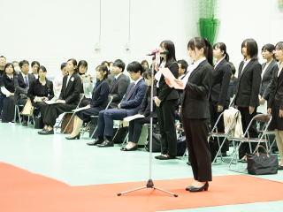 入学生宣誓をする医学部看護学科新入生代表