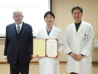 （左から）田中俊宏病院長、菊池修平医師、医師臨床教育センター川崎拓教授・センター長