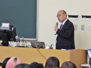 新入生にメッセージを贈る遠山学長