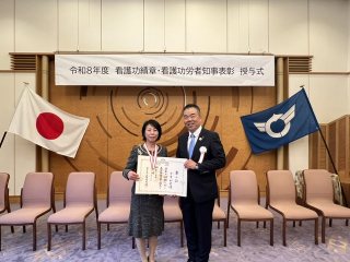 授与式の様子（左：小寺看護部長、右：三日月滋賀県知事）