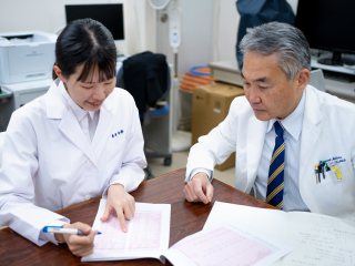 一杉教授に研究の進捗を相談する桑原さん