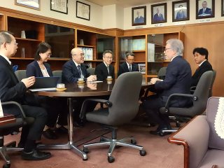 伝達式後の懇談の様子