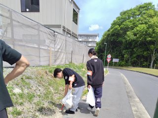 患者さん用駐車場付近道路のゴミ拾い