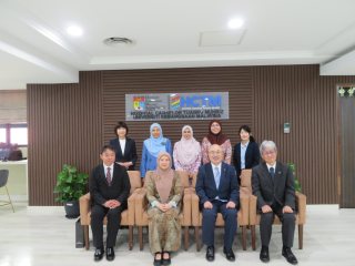 集合写真（遠山学長（前列中央右）、Marina Mat Baki医学部長（前列中央左））