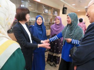同窓会の様子1（遠山学長らと修了生）
