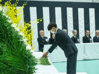 学生代表献花